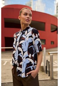 MOODO - Wzorzysta koszula granatowa. Kolor: niebieski. Materiał: wiskoza #1