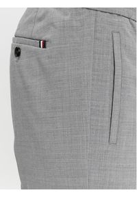 TOMMY HILFIGER - Tommy Hilfiger Spodnie materiałowe Dc Chelsea Po Travel Wool MW0MW33930 Szary Regular Fit. Kolor: szary. Materiał: syntetyk #3