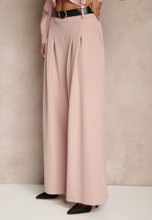 Renee - Różowe Eleganckie Szerokie Spodnie Garniturowe z Wiskozą Ozdobione Paskiem Ravinae. Okazja: do pracy, na spotkanie biznesowe. Stan: podwyższony. Kolor: różowy. Materiał: wiskoza. Wzór: aplikacja. Styl: elegancki