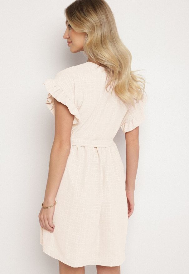 Born2be - Jasnobeżowa Sukienka Ozdobiona Falbankami i Paskiem Izulira. Typ kołnierza: kołnierz z falbankami. Kolor: beżowy. Wzór: aplikacja. Styl: elegancki