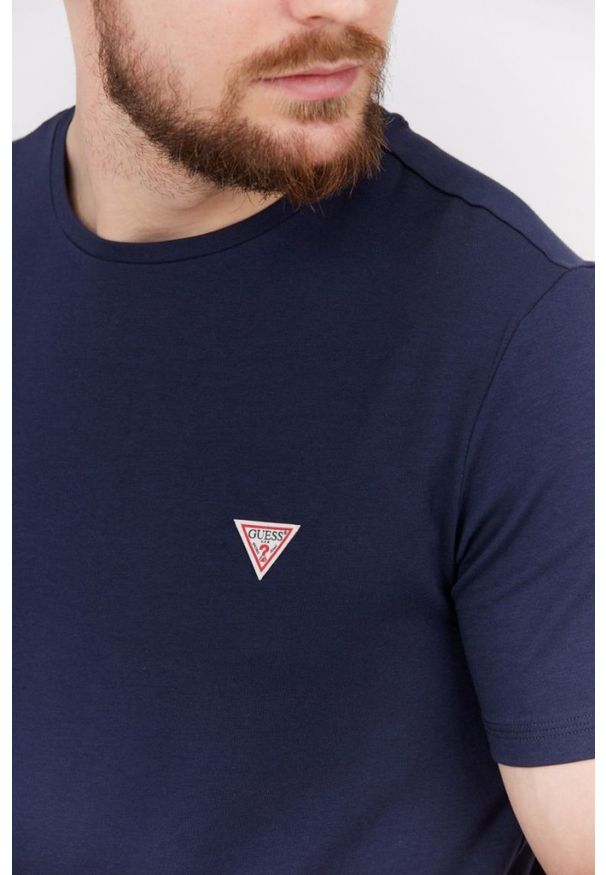 Guess - GUESS Granatowy t-shirt męski z małym logo, Rozmiar S. Kolor: niebieski. Wzór: aplikacja