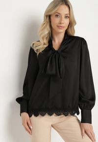 Born2be - Czarna Bluzka z Ażurowym Zdobieniem i Wiązaniem na Dekolcie Halawena. Okazja: na co dzień. Kolor: czarny. Materiał: jeans. Długość rękawa: długi rękaw. Długość: długie. Wzór: ażurowy, aplikacja. Styl: casual, elegancki #7