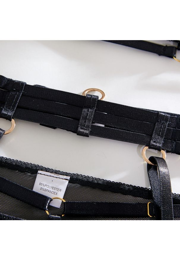 Intica - zestaw bieliźniany z ozdobnymi strapsami na romantyczne wieczory Merima. Kolor: czarny. Materiał: materiał