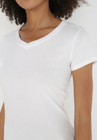 Born2be - Biały T-shirt Nysalphia. Kolor: biały. Materiał: bawełna, dzianina, elastan. Długość rękawa: krótki rękaw. Długość: krótkie. Styl: klasyczny #4
