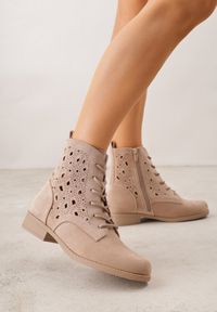 Renee - Ciemnobeżowe Ażurowe Botki ze Sznurowaną Cholewką Sephylia. Okazja: na co dzień. Kolor: beżowy. Materiał: zamsz. Szerokość cholewki: normalna. Wzór: ażurowy. Styl: casual, boho #1