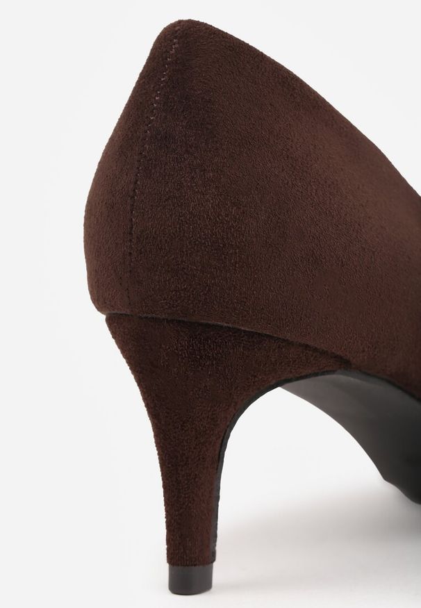 Renee - Brązowe Czółenka Vices na Szpilce w Klasycznym Stylu Savora. Okazja: na spotkanie biznesowe. Nosek buta: szpiczasty. Kolor: brązowy. Obcas: na szpilce. Styl: klasyczny. Wysokość obcasa: średni