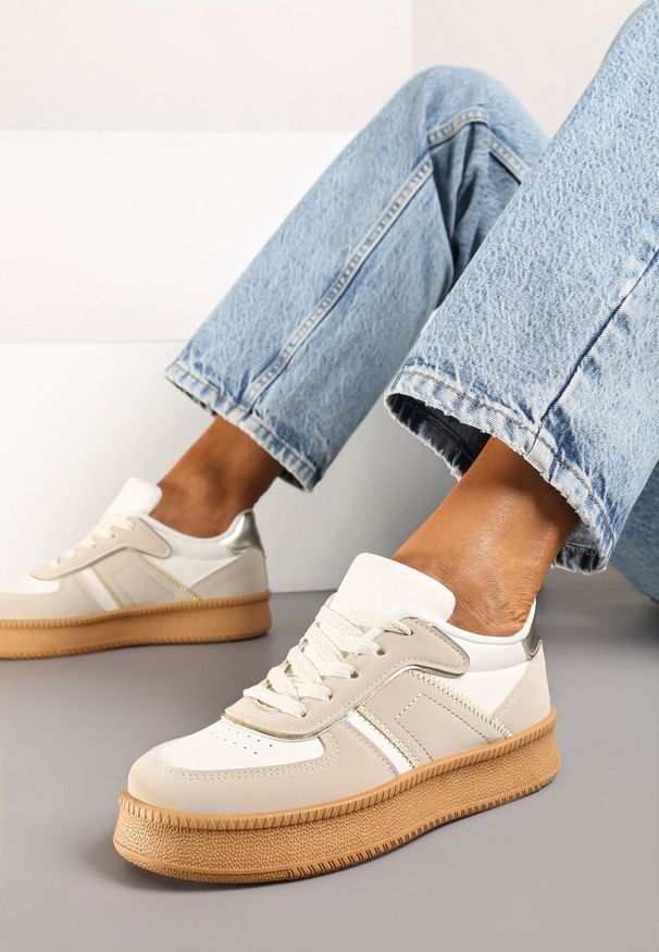 Renee - Beżowo-Białe Sneakersy na Płaskiej Podeszwie Ozdobione Przeszyciami i Perforacją Nealiora. Okazja: na co dzień. Nosek buta: okrągły. Kolor: beżowy. Materiał: jeans. Wzór: aplikacja. Obcas: na płaskiej podeszwie