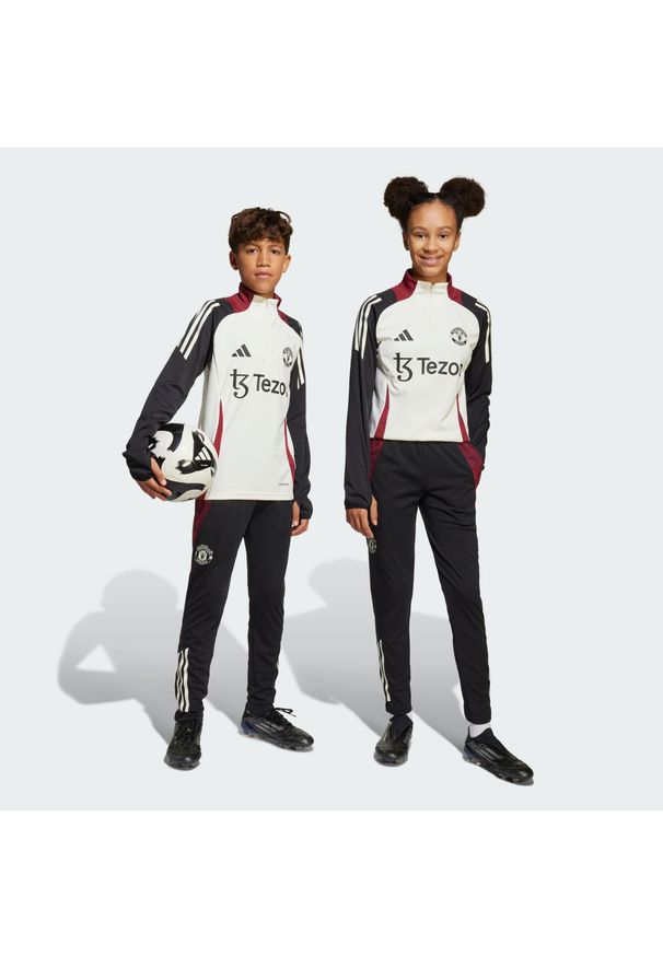 Adidas - Spodnie Manchester United Tiro 24 Training Kids. Kolor: czarny. Materiał: materiał. Sport: piłka nożna