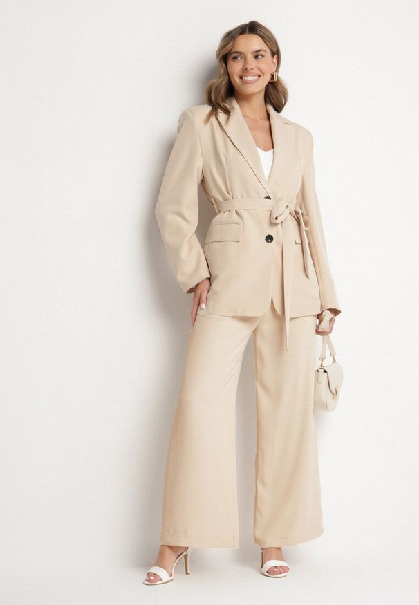 Born2be - Beżowa Taliowana Marynarka o Jednorzędowym Kroju z Wiązanym Paskiem Davililsa. Okazja: na co dzień. Kolor: beżowy. Materiał: jeans. Styl: elegancki, casual