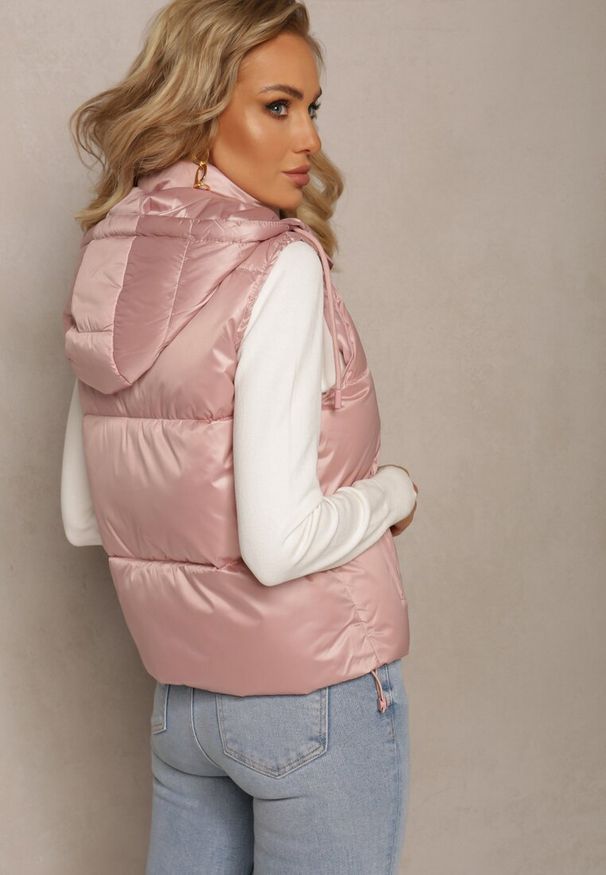 Renee - Różowa Pikowana Kamizelka z Szerokim Kapturem Wivelle. Typ kołnierza: golf. Kolor: różowy. Materiał: wełna, jeans. Długość rękawa: bez rękawów. Wzór: aplikacja. Styl: sportowy