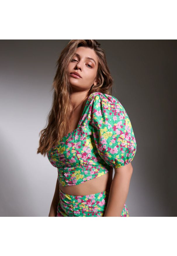 Sinsay - Crop top w kwiaty - Wielobarwny. Wzór: kwiaty