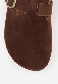 Born2be - Ciemnobrązowe Klapki w Stylu Chodaków na Korkowej Podeszwie z Klamrą Saleilla. Okazja: na co dzień. Kolor: brązowy. Materiał: jeans. Sezon: lato. Styl: klasyczny, casual #4
