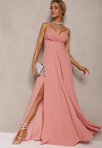 Renee - Ciemnoróżowa Elegancka Sukienka o Rozkloszowanym Kroju z Rozcięciem na Ramiączkach z Kopertowym Dekoltem Winelia. Typ kołnierza: dekolt kopertowy. Kolor: różowy. Długość rękawa: na ramiączkach. Typ sukienki: kopertowe. Styl: elegancki #4