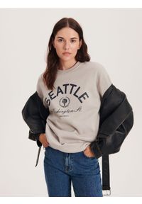 Reserved - Bluza z nadrukiem - jasnoszary. Kolor: szary. Materiał: dzianina, bawełna. Wzór: nadruk #1