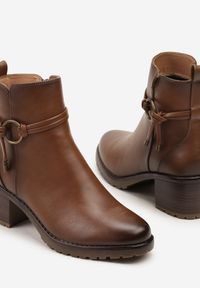 Born2be - Brązowe Botki na Słupku z Aplikacją przy Cholewce Tulonisse. Okazja: na co dzień, na spacer. Kolor: brązowy. Materiał: wełna, jeans, dzianina. Szerokość cholewki: normalna. Wzór: aplikacja. Obcas: na słupku. Styl: klasyczny, casual, elegancki. Wysokość obcasa: średni #6