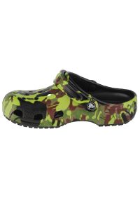 Klapki Crocs Classic Spray Camo Clog Jr 208305-001 zielone. Okazja: na co dzień. Kolor: zielony. Materiał: guma, materiał. Szerokość cholewki: normalna. Styl: casual