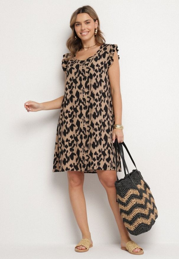 Born2be - Ciemnobeżowa Sukienka z Bawełny o Rozkloszowanym Kroju z Falbankami Zamiast Rękawów Jenalinea. Okazja: na co dzień. Typ kołnierza: kołnierz z falbankami. Kolor: beżowy. Materiał: bawełna. Typ sukienki: rozkloszowane. Styl: casual, elegancki