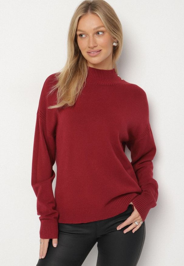Born2be - Bordowy Golf z Metalicznymi Guzikami Aderlia. Okazja: do pracy, na spotkanie biznesowe, na co dzień. Typ kołnierza: golf. Kolor: czerwony. Materiał: jeans. Styl: biznesowy, elegancki, casual, klasyczny