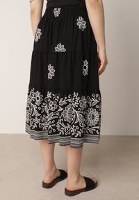 Born2be - Czarna Rozkloszowana Spódnica z Wiskozy w Kwiatowy Wzór Masterore. Okazja: na co dzień, do pracy. Kolor: czarny. Materiał: wiskoza. Wzór: kwiaty. Styl: casual #8