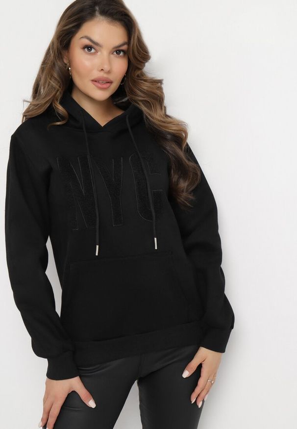 Born2be - Czarna Ocieplana Bluza z Haftowanym Napisem Pinvtia. Typ kołnierza: kaptur. Kolor: czarny. Materiał: polar. Wzór: napisy, haft