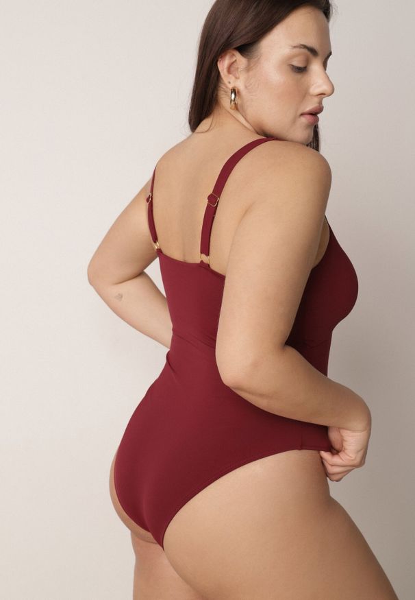 Born2be - Bordowy Strój Kąpielowy Jednoczęściowy z Metaliczną Ozdobą i Marszczeniem Chelviane. Kolekcja: plus size. Kolor: czerwony. Wzór: aplikacja