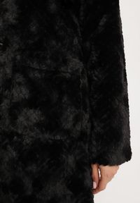 Born2be - Czarny Płaszcz z Pikowanym Futerkiem i Wsuwanymi Kieszeniami Vertika. Okazja: na co dzień. Kolor: czarny. Materiał: futro. Długość rękawa: długi rękaw. Długość: długie. Styl: wizytowy, casual #3