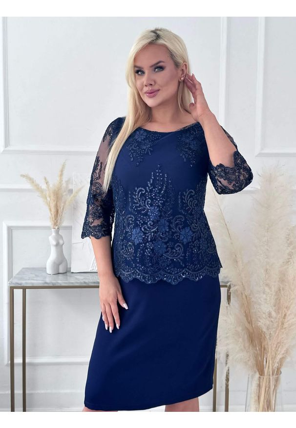 Moda Size Plus Iwanek - Elegancka ołówkowa sukienka Diana w kolorze granatu na wesele XXL OVERSIZE LATO. Okazja: na wesele, na ślub cywilny. Materiał: tkanina, koronka, elastan, poliester. Wzór: koronka. Sezon: lato. Typ sukienki: oversize, ołówkowe. Styl: elegancki