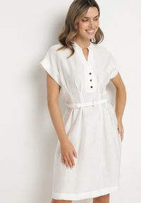 Born2be - Biała Sukienka z Wiskozy o Rozkloszowanym Kroju z Paskiem Sepina. Okazja: na co dzień. Typ kołnierza: dekolt w serek. Kolor: biały. Materiał: wiskoza. Długość rękawa: krótki rękaw. Wzór: aplikacja. Sezon: lato. Styl: casual, elegancki, klasyczny #5