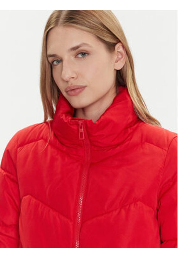 Vero Moda Kurtka zimowa Gario 10309844 Czerwony Regular Fit. Kolor: czerwony. Materiał: syntetyk. Sezon: zima