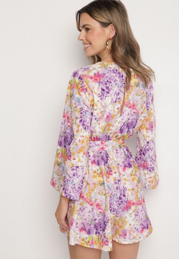 Born2be - Fioletowy Kombinezon o Kopertowym Kroju z Wiązanym Paskiem i Szerokimi Rękawami Tefonea. Okazja: na co dzień. Kolor: fioletowy. Wzór: nadruk, kwiaty. Styl: casual