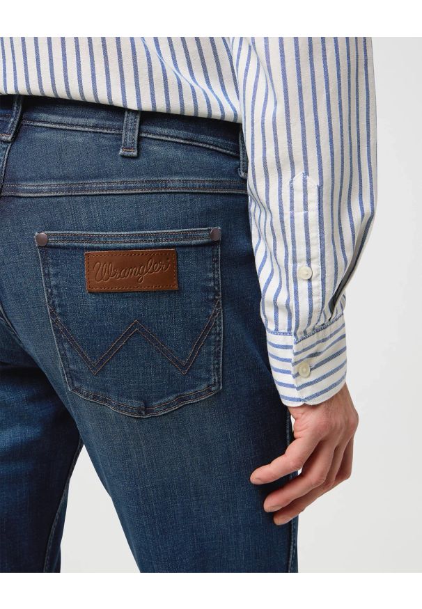 Wrangler - MESKIE SPODNIE WRANGLER GREENSBORO MARINE TINT 112371009. Styl: marine