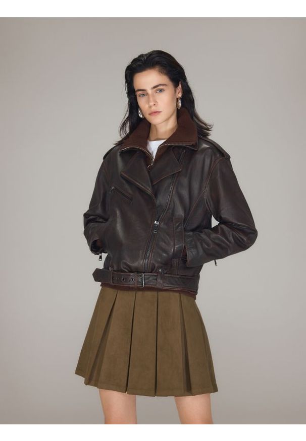 Reserved - Spódnica mini z zakładkami - oliwkowy. Kolor: oliwkowy. Materiał: zamsz