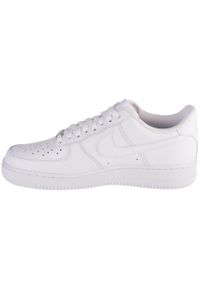 Buty do chodzenia męskie Nike Air Force 1 07. Zapięcie: sznurówki. Kolor: biały. Materiał: skóra, syntetyk, tkanina, materiał. Szerokość cholewki: normalna. Model: Nike Air Force. Sport: turystyka piesza