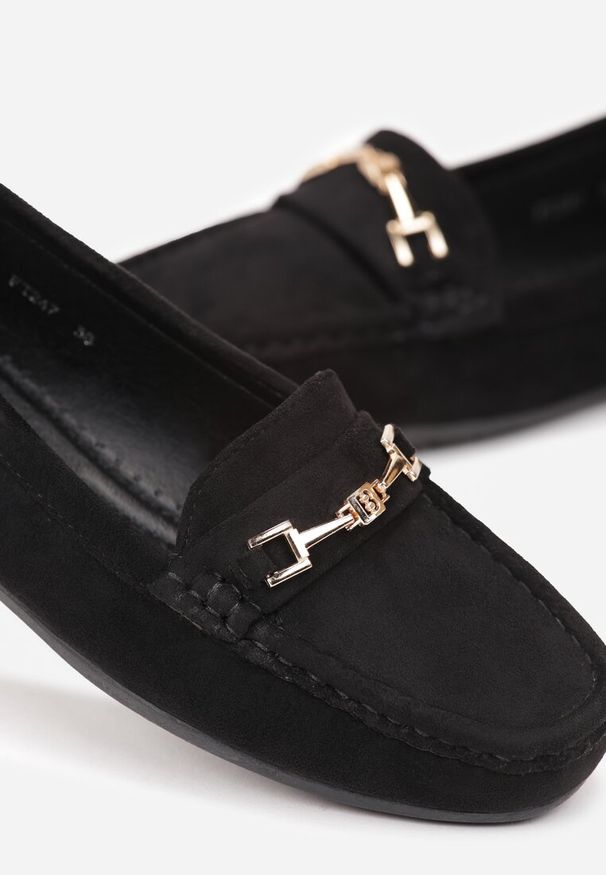 Renee - Czarne Mokasyny z Cholewką przed Kostkę z Przeszyciami i Ozdobnym Paskiem Alydora. Okazja: na co dzień, na spotkanie biznesowe. Wysokość cholewki: przed kostkę. Zapięcie: pasek. Kolor: czarny. Szerokość cholewki: normalna. Sezon: wiosna, jesień. Obcas: na płaskiej podeszwie. Styl: klasyczny, casual, biznesowy, elegancki