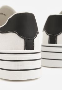 Born2be - Biało-Czarne Klasyczne Trampki na Grubej Podeszwie Araenes. Kolor: biały. Materiał: jeans. Szerokość cholewki: normalna. Wzór: gładki. Styl: klasyczny #6