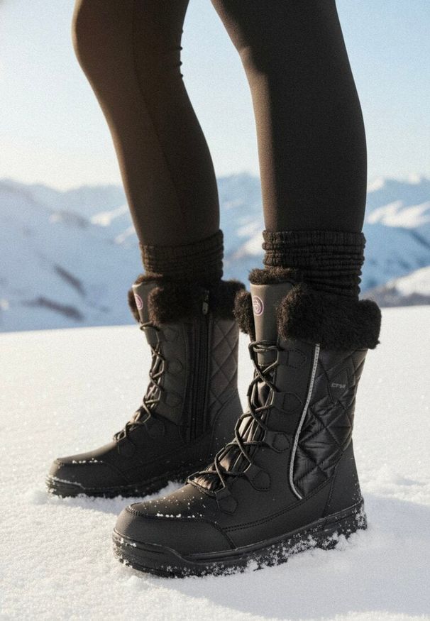 Born2be - Czarne Pikowane Śniegowce na Grubej Podeszwie Zdobione Futrem Aquintella. Okazja: na co dzień. Kolor: czarny. Materiał: futro. Wzór: aplikacja. Sezon: zima. Styl: casual, klasyczny