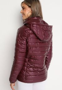 Born2be - Bordowa Pikowana Kurtka Wykończona Odpinanym Kapturem i Gumką przy Rękawach Mivisea. Okazja: na co dzień. Kolor: czerwony. Materiał: jeans. Styl: casual #2