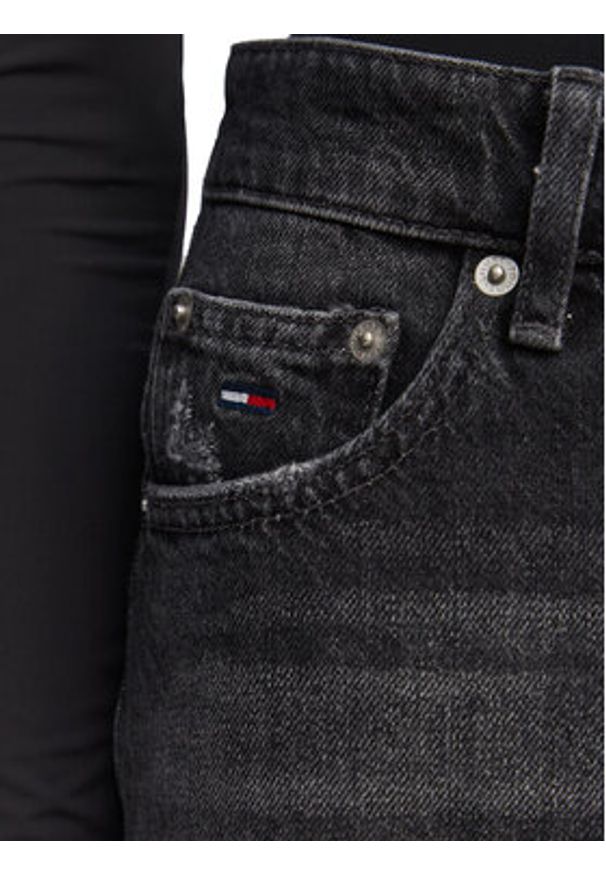 Tommy Jeans Spódnica jeansowa DW0DW22715 Czarny Mom Fit. Kolor: czarny. Materiał: bawełna