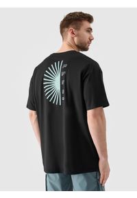 4f - 4F T-shirt oversize z nadrukiem męski - czarny L. Okazja: na co dzień. Kolor: czarny. Materiał: dzianina, bawełna, jersey. Długość rękawa: krótki rękaw. Długość: krótkie. Wzór: nadruk. Styl: klasyczny, sportowy, casual