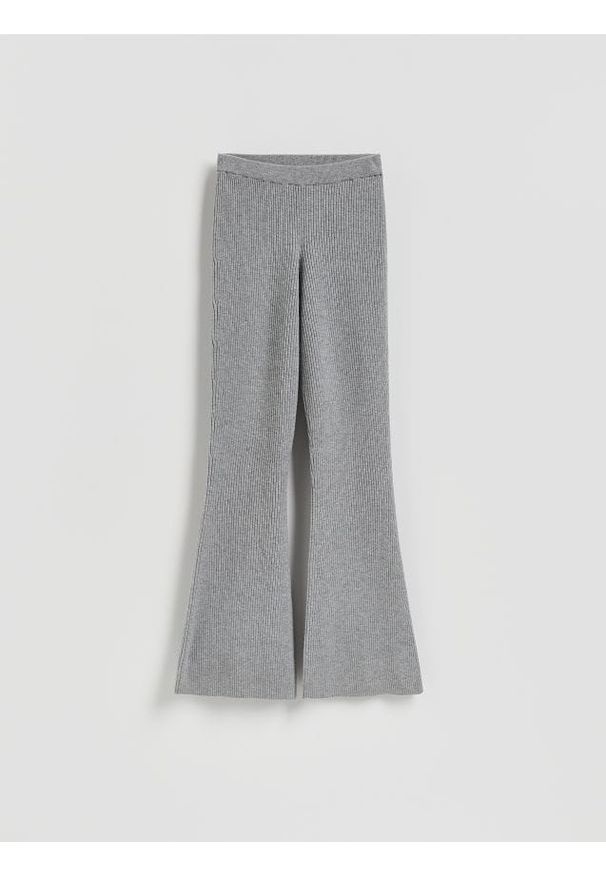 Reserved - Dzianinowe spodnie flare - jasnoszary. Kolor: szary. Materiał: dzianina