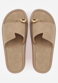 Renee - Ciemnobeżowe Klapki Japonki Ozdobione Aplikacją na Palcu Noevianna. Okazja: na spacer, na co dzień. Kolor: beżowy. Materiał: jeans. Wzór: aplikacja. Sezon: wiosna, lato. Styl: casual #7