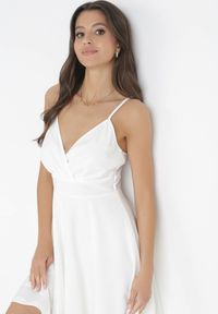 Born2be - Biała Rozkloszowana Sukienka na Ramiączkach Reneris. Kolor: biały. Długość rękawa: na ramiączkach #4
