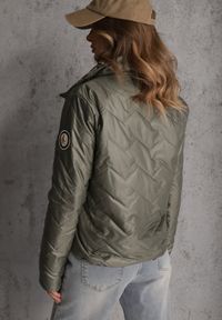 Renee - Zielona Pikowana Kurtka Dwustronna z Motywem Panterki i Naszywką Damike. Kolor: zielony. Wzór: motyw zwierzęcy, aplikacja. Sezon: wiosna #5