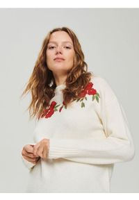 Reserved - Sweter z ozdobnym haftem - złamana biel. Materiał: dzianina. Wzór: haft #1