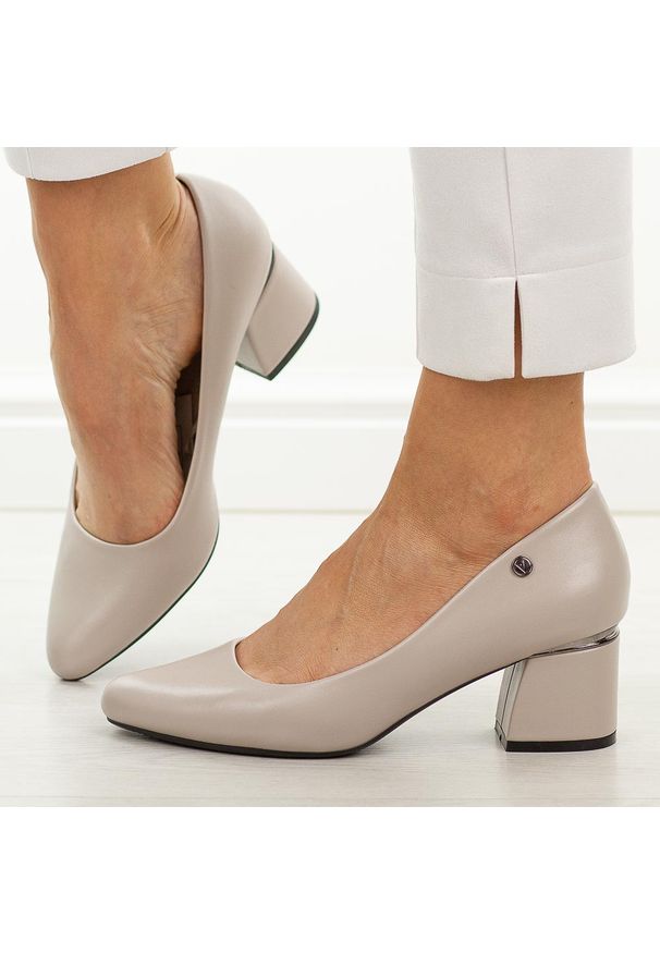 Szare czółenka damskie na obacasie Vinceza 62292. Okazja: na co dzień. Kolor: szary. Materiał: skóra. Szerokość cholewki: normalna. Sezon: wiosna, lato. Obcas: na obcasie. Styl: casual, elegancki, klasyczny, wizytowy. Wysokość obcasa: średni