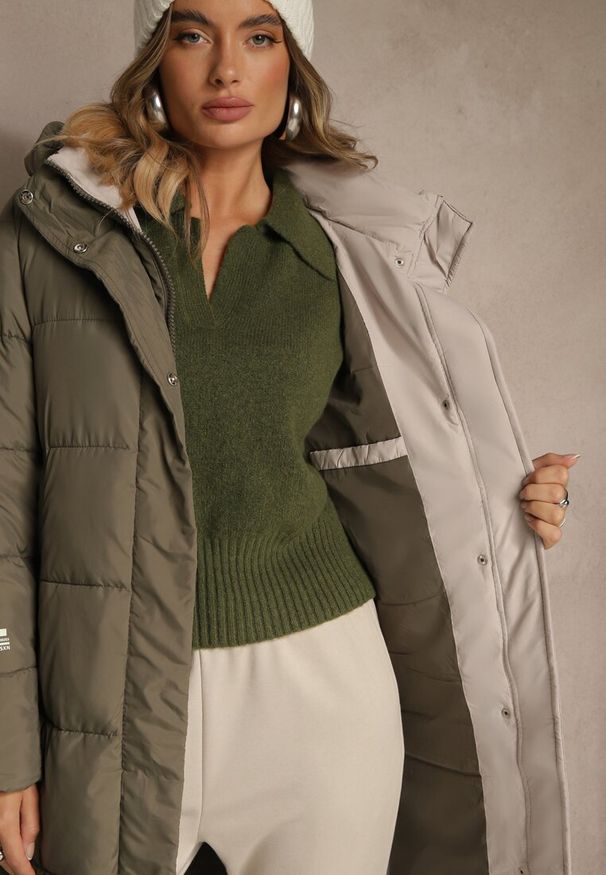 Renee - Ciemnozielona Pikowana Kurtka o Długim Kroju z Kapturem i Suwakami po Bokach Tevitte. Typ kołnierza: kaptur. Kolor: zielony. Materiał: dzianina, poliester, zamsz. Długość: długie