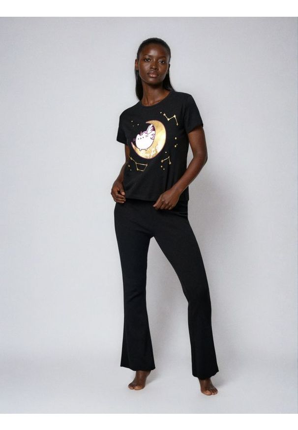 Sinsay - Piżama z topem o kroju boxy i spodniami z prążkowanej dzianiny Pusheen - czarny. Kolor: czarny. Materiał: dzianina, prążkowany