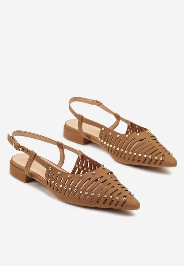 Born2be - Brązowe Sandały Vices Typu Mule Ozdobione Wycięciami i Nitami Vevistra. Okazja: na co dzień. Kolor: brązowy. Wzór: aplikacja. Styl: elegancki, casual