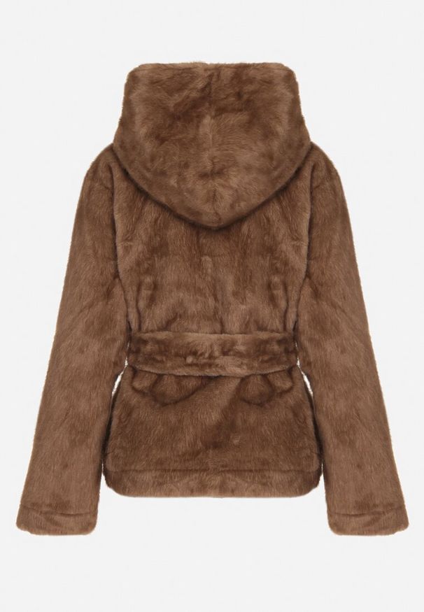 Born2be - Jasnobrązowa Kurtka Futerko z Kapturem i Wiązanym Paskiem Zetara. Okazja: na co dzień, na spacer. Typ kołnierza: kaptur. Kolor: brązowy. Materiał: futro. Styl: casual, klasyczny