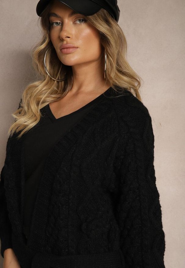 Renee - Czarny Kardigan Bez Zapięć z Wełną i Wiskozą o Tłoczonym Splocie z Wiązanym Paskiem Vaimella. Kolor: czarny. Materiał: wełna, wiskoza. Wzór: ze splotem. Sezon: zima